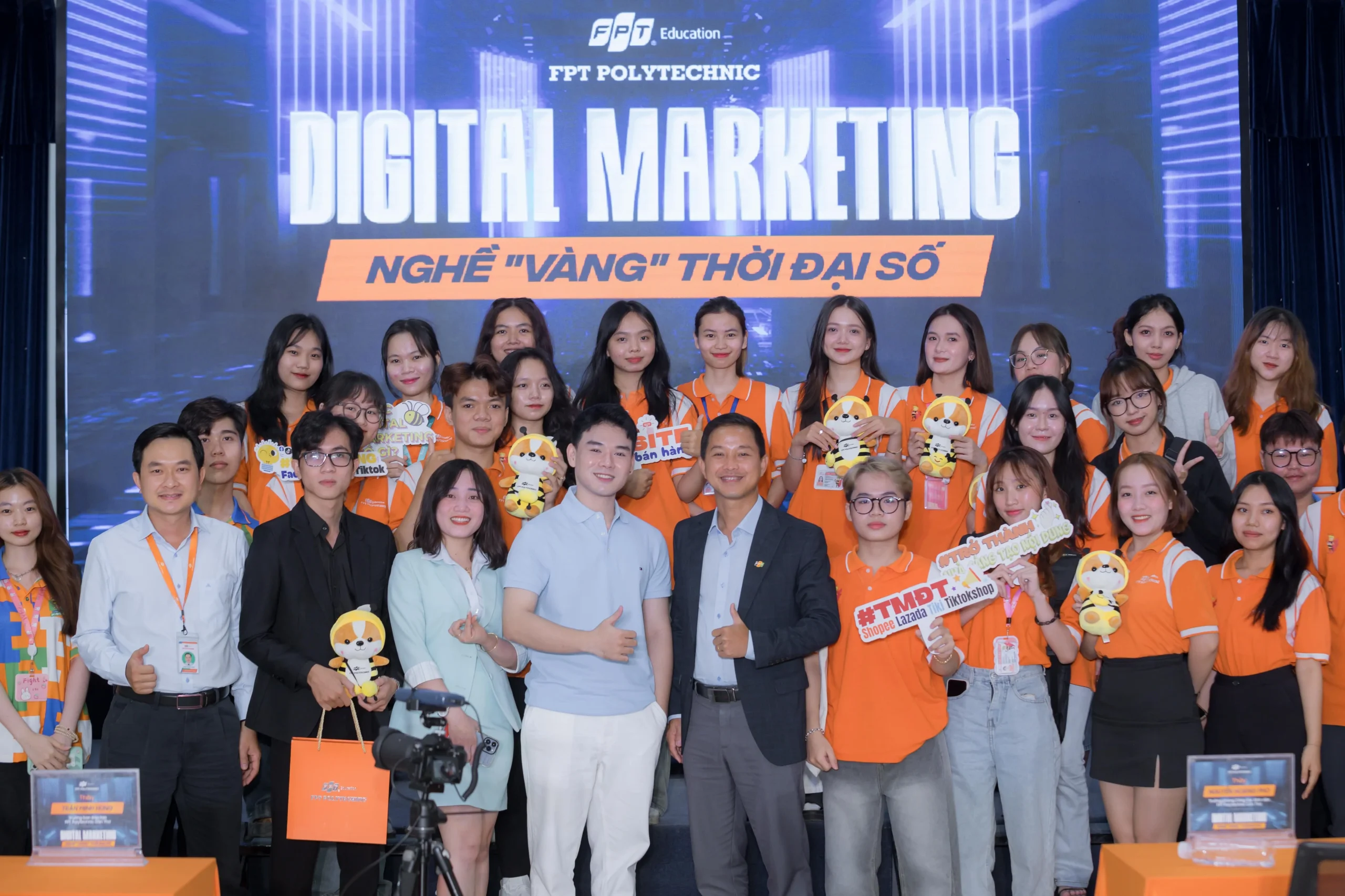 Toa dam Digital Marketing chu de Nghe Vang Thoi Dai So 01 scaled