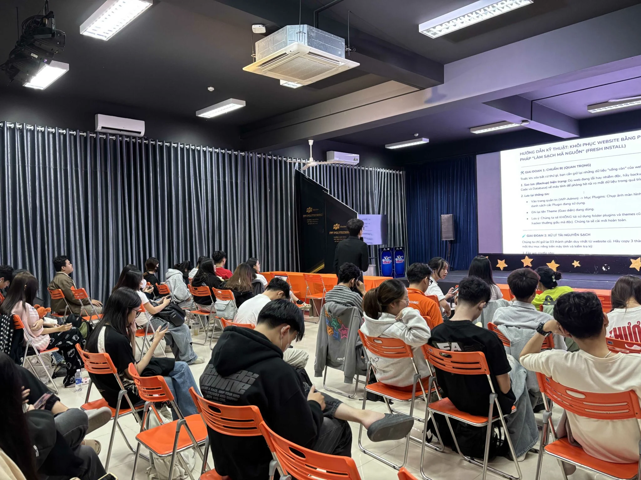 Các bạn sinh viên bắt đầu thực hành kiểm tra bảo mật website tại Workshop Safe Commerce 360°