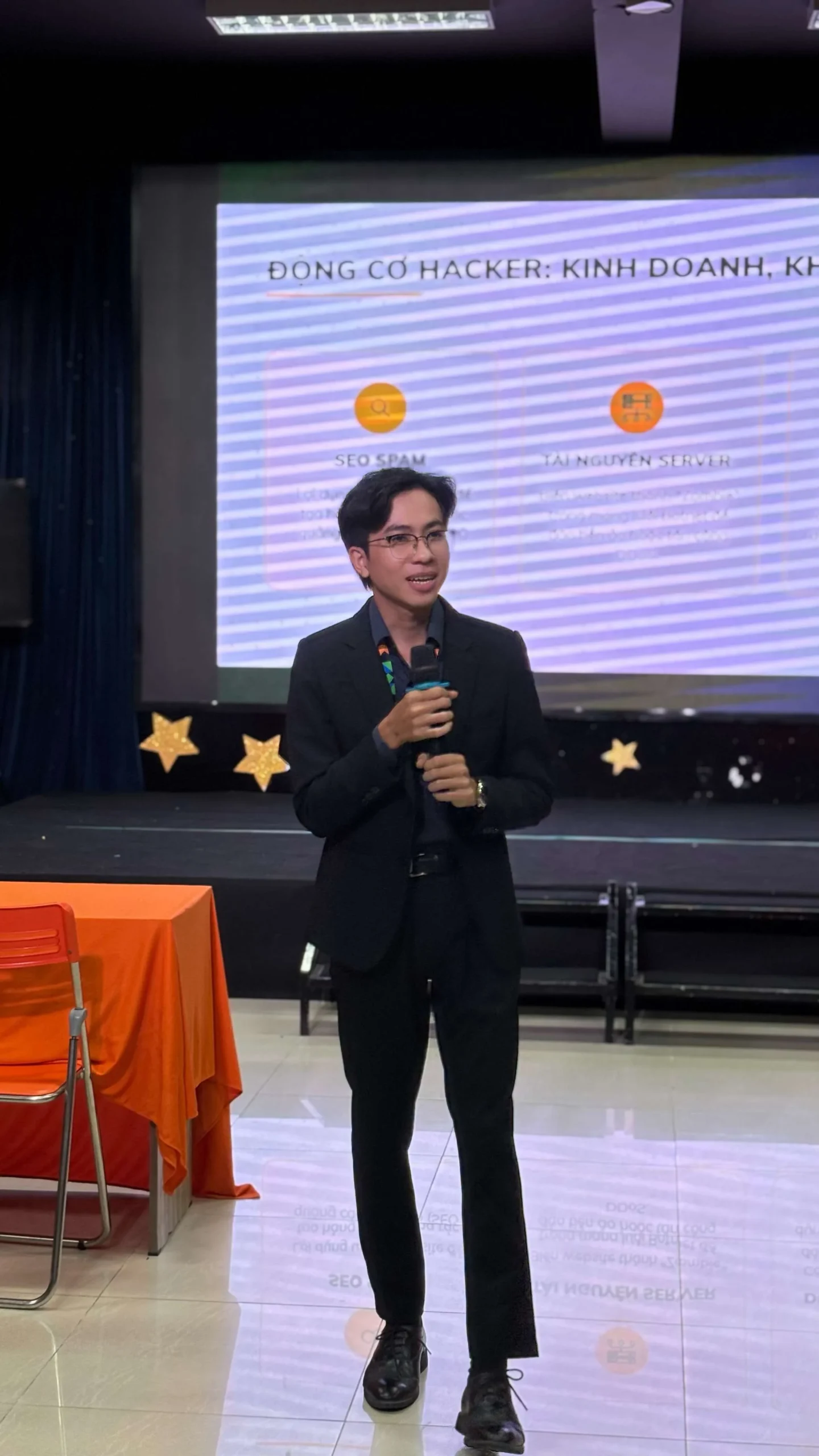 Nhân đang chia sẻ nội dung cách bảo mật toàn diện cho website thương mại điện tử tại Workshop