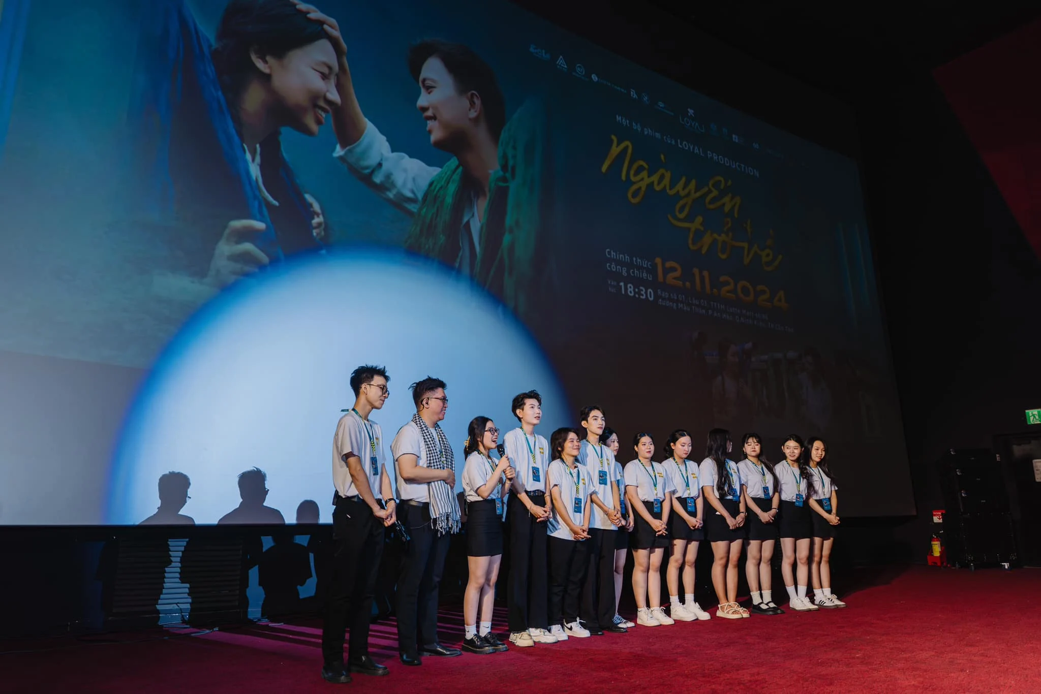 buoi ra mat phim ngay en tro ve