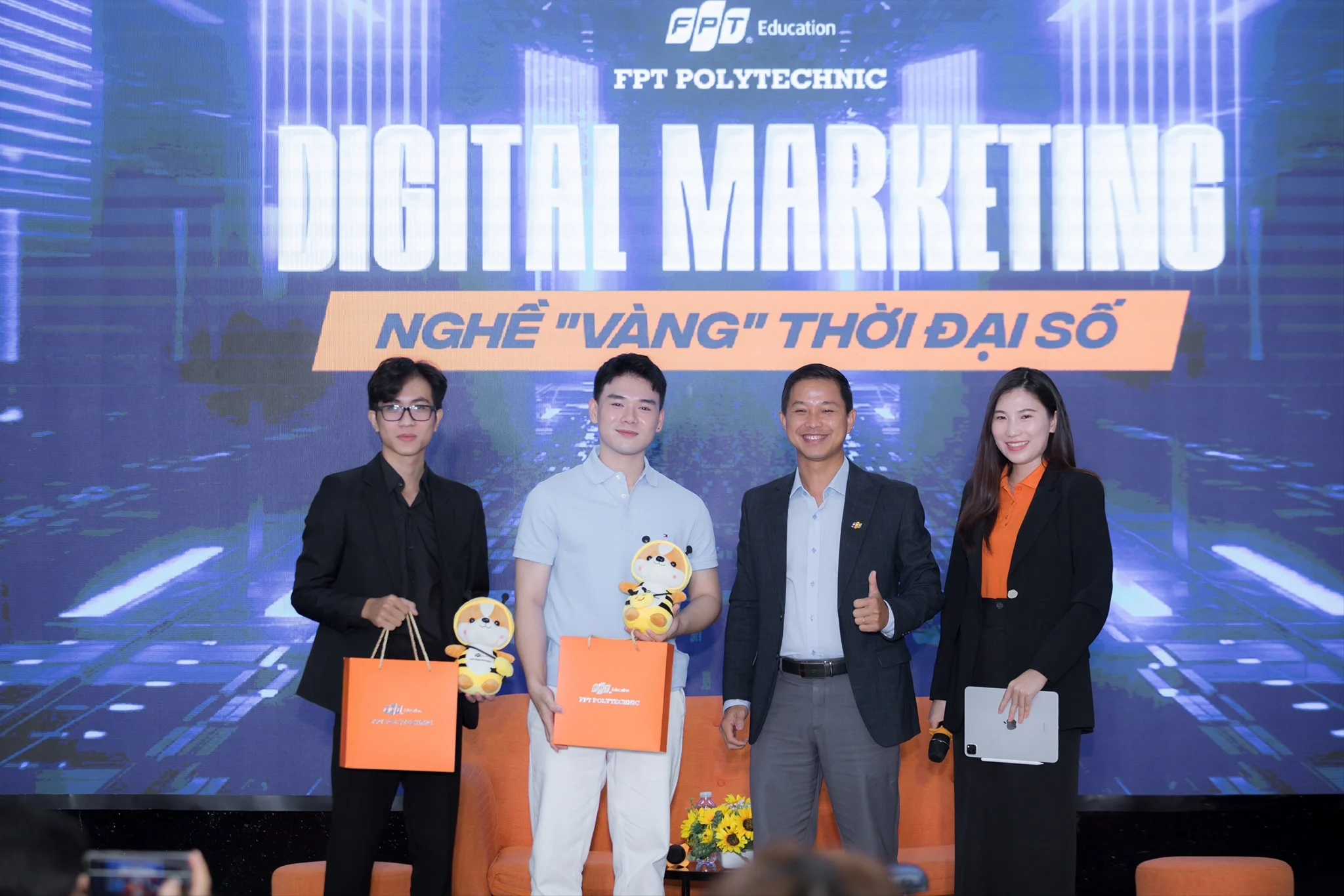 Diễn giả nhận quà lưu niệm từ ban tổ chức sau buổi tọa đàm "Nghề Vàng Thời Đại Số" tại FPT Polytechnic