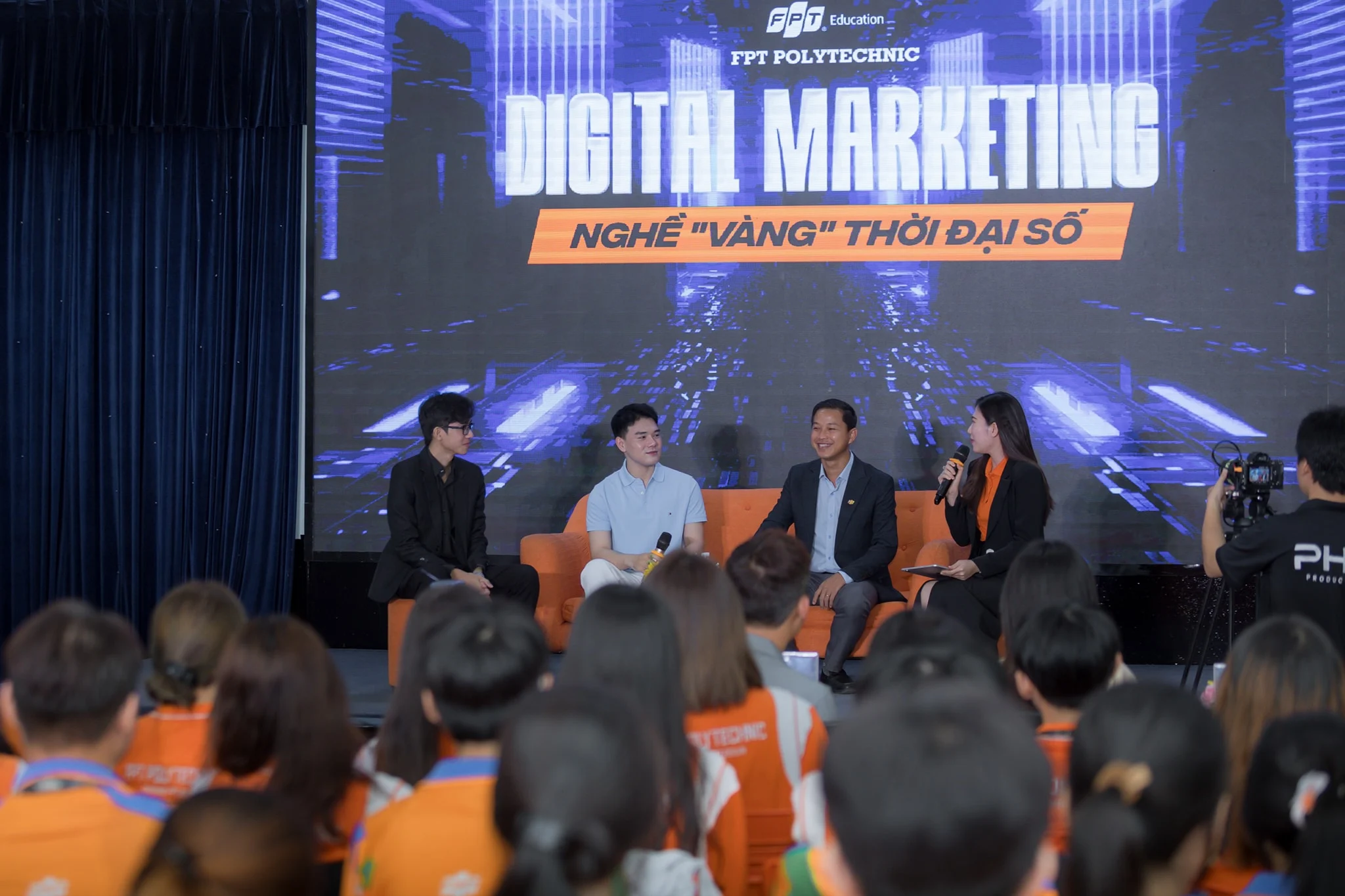 Các sinh viên FPT Polytechnic chăm chú lắng nghe diễn giả tại tọa đàm "Nghề Vàng Thời Đại Số" về Digital Marketing