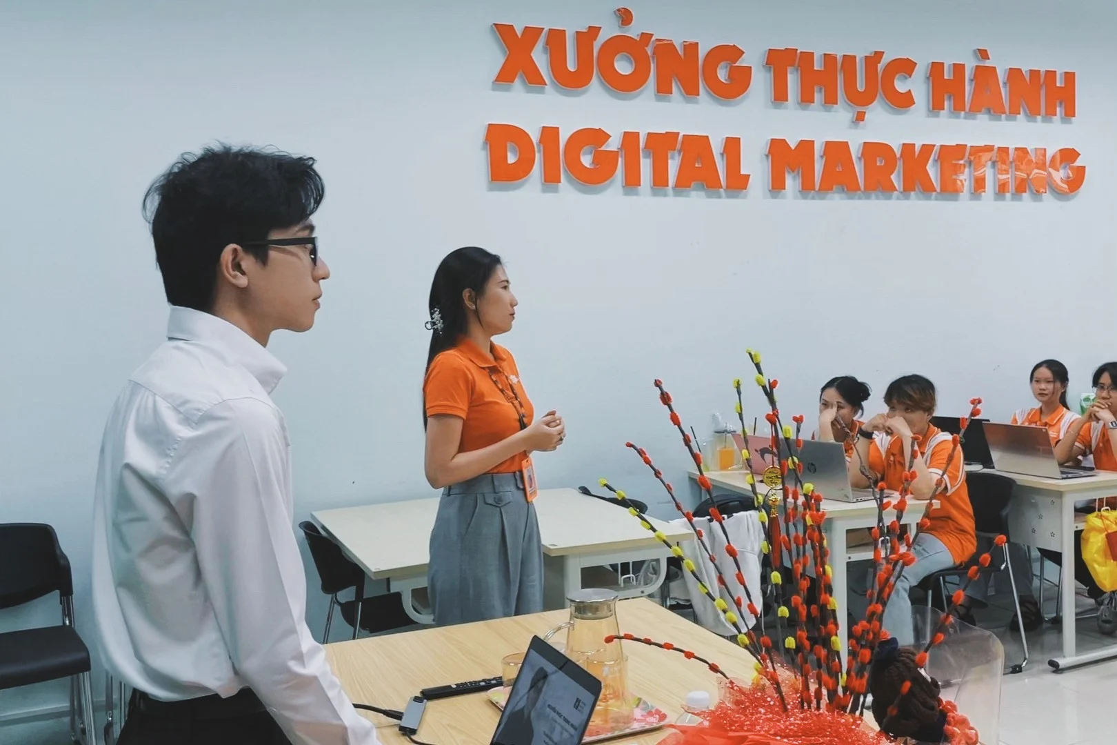 Không khí sôi nổi tại workshop SEO Copywriting thực chiến ở FPT Polytechnic Cần Thơ với sự tham gia nhiệt tình của sinh viên