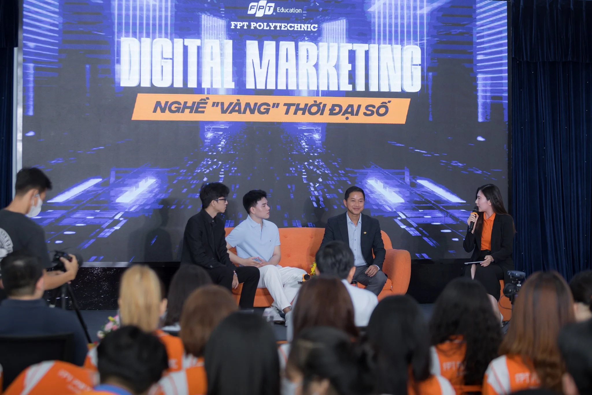 MC đặt câu hỏi cho diễn giả trong buổi tọa đàm "Nghề Vàng Thời Đại Số" tại FPT Polytechnic, thu hút sự chú ý của sinh viên