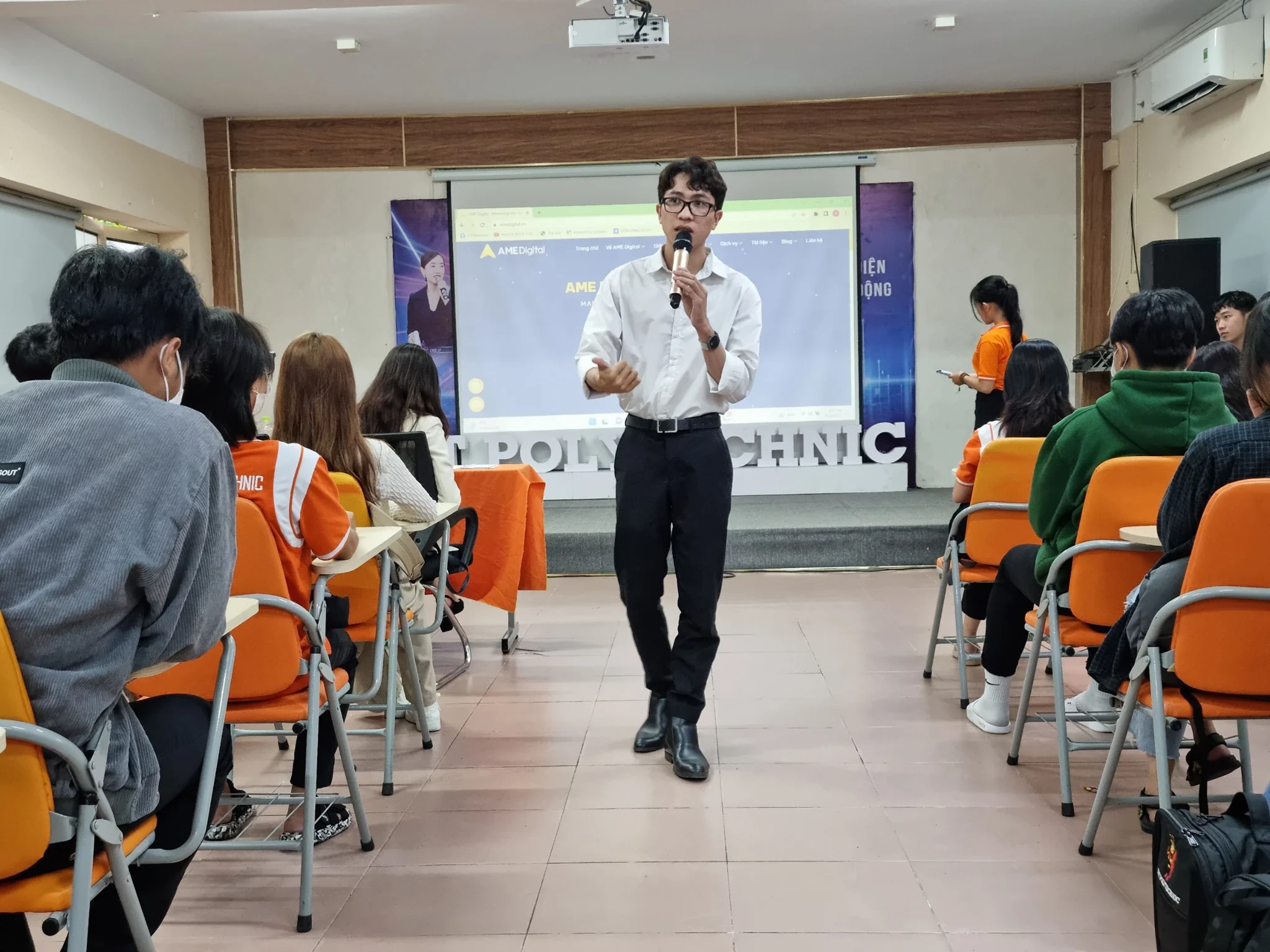 Nguyễn Phúc Trọng Nhân chia sẻ hành trình từ sinh viên đến Digital Marketer tại talkshow ở FPT Polytechnic Cần Thơ