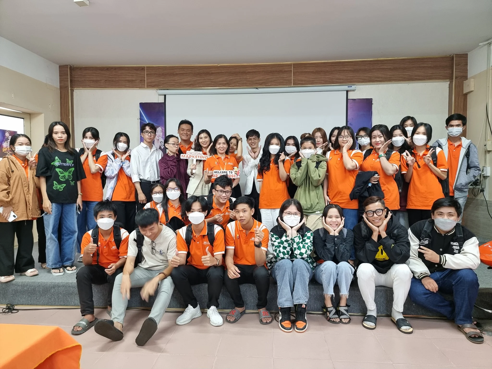 Nguyễn Phúc Trọng Nhân chụp ảnh cùng tân sinh viên K18 tại talkshow định hướng Digital Marketing ở FPT Polytechnic Cần Thơ