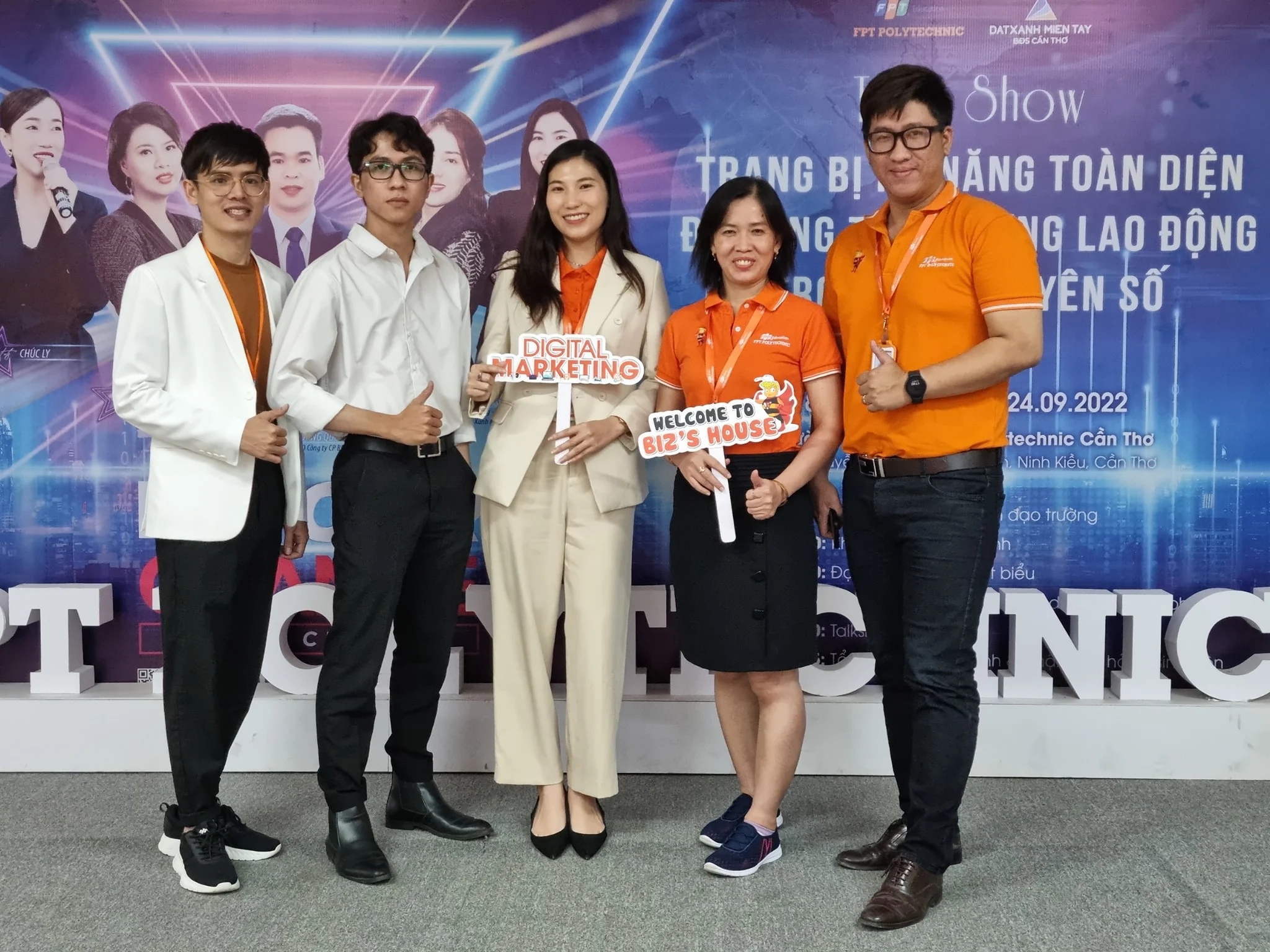Nguyễn Phúc Trọng Nhân chụp ảnh kỷ niệm với các giảng viên bộ môn Kinh tế và Digital Marketing tại FPT Polytechnic Cần Thơ