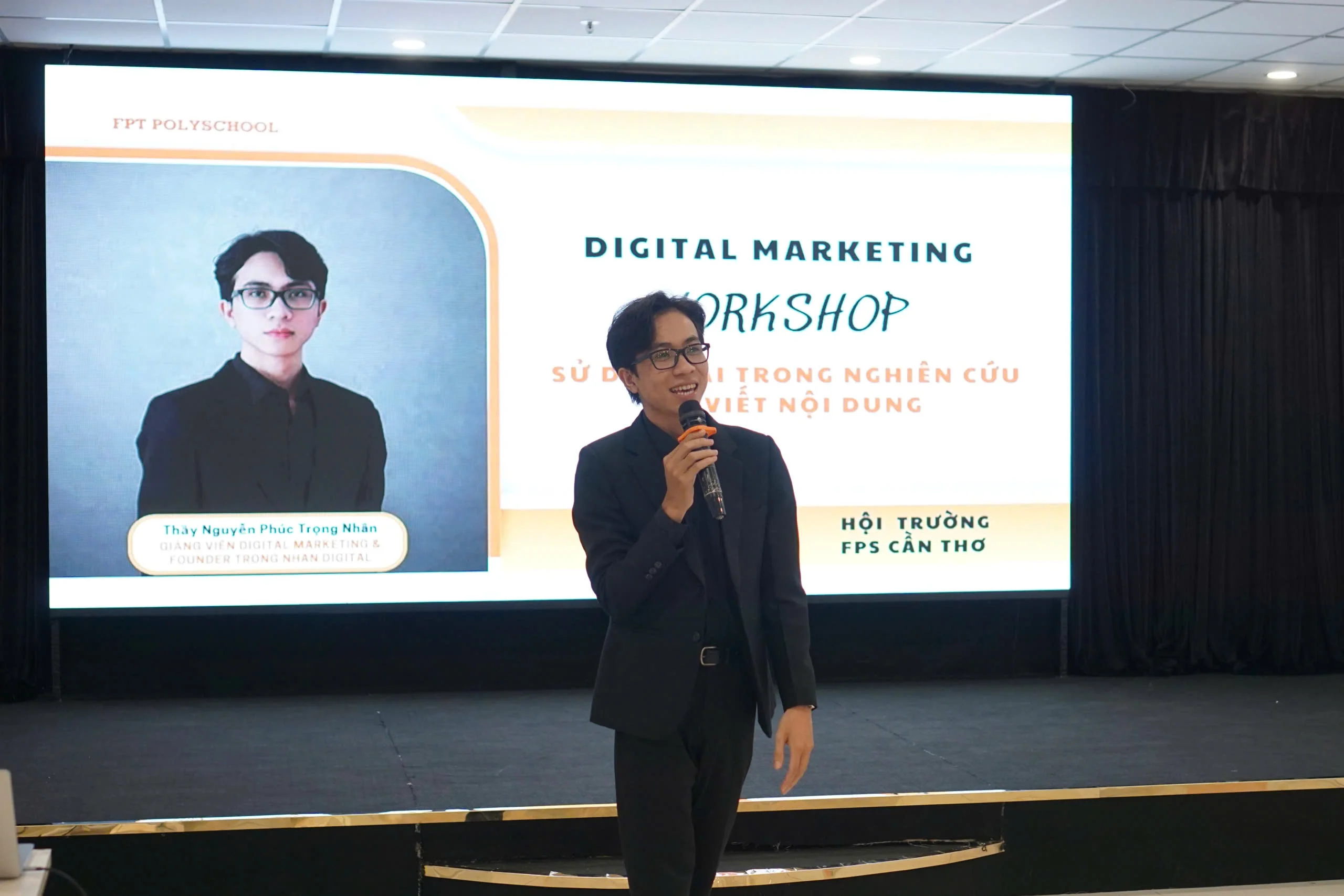 Nguyễn Phúc Trọng Nhân giới thiệu tại workshop AI SEO ở FPT PolySchool Cần Thơ, chia sẻ về ứng dụng AI trong tối ưu SEO