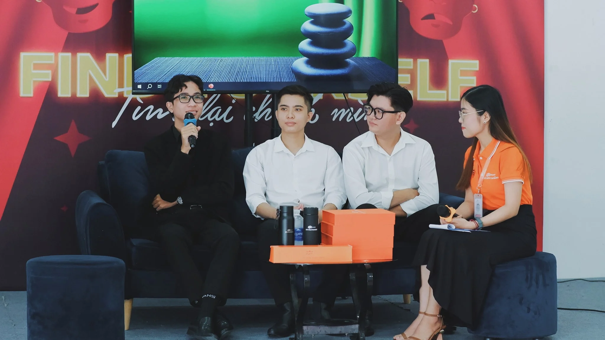 Diễn giả Nhân trả lời các câu hỏi từ sinh viên trong buổi talkshow "Digital Marketing Agency – Teamwork có gì?" tại FPT PolySchool Cần Thơ