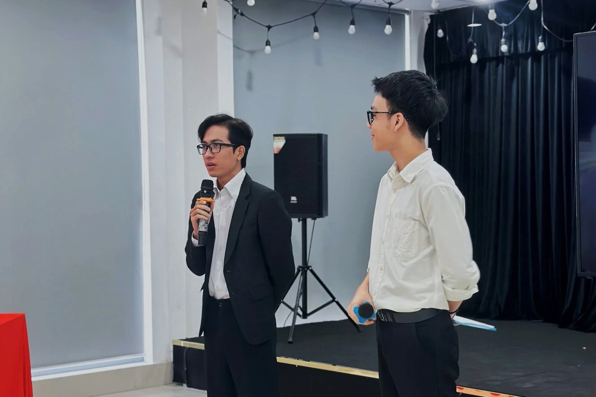 Nhân cầm micro trao đổi với sinh viên tại talkshow “Giải mã thế giới Agency” tại FPT PolySchool Cần Thơ