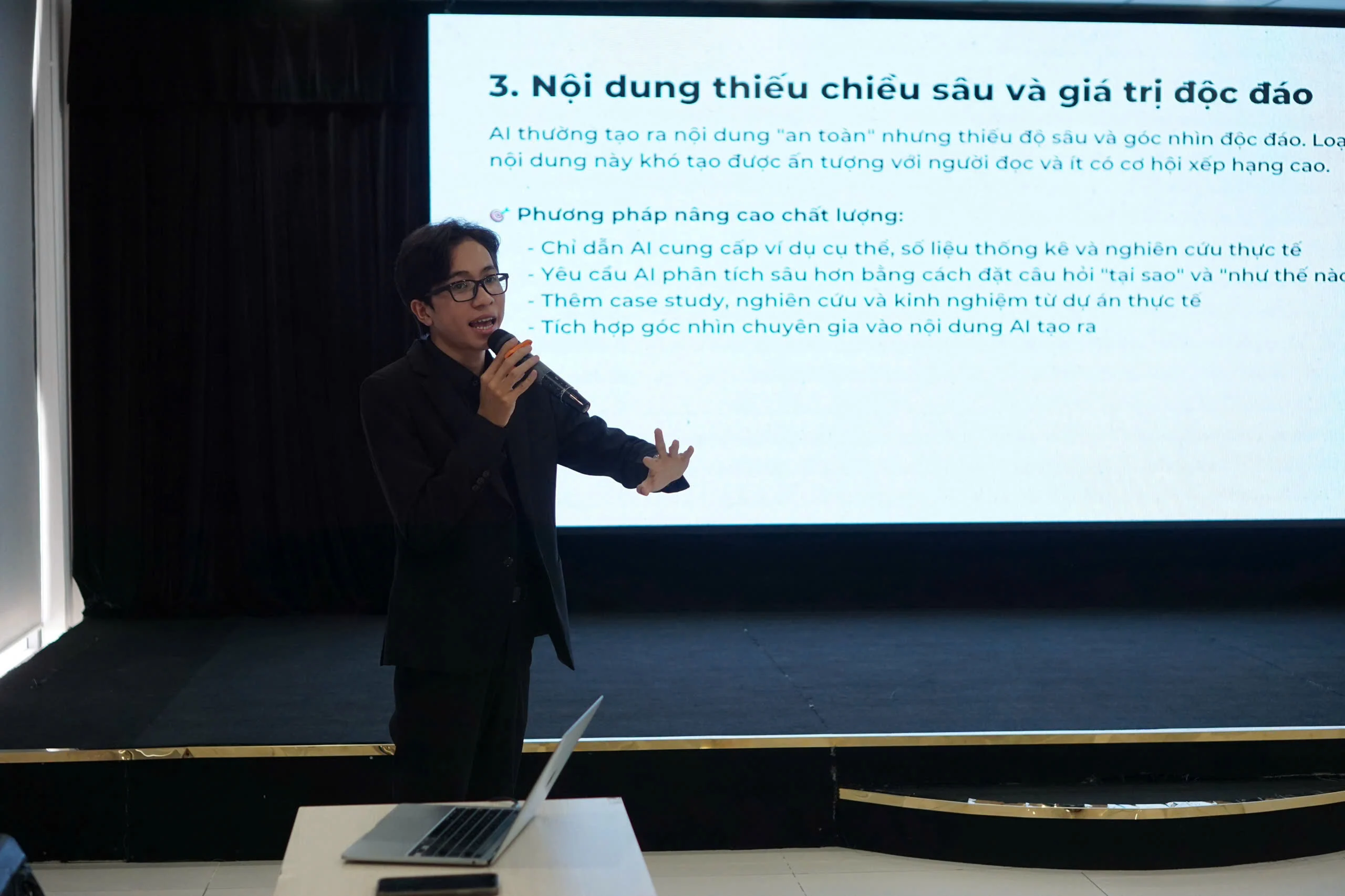 Nguyễn Phúc Trọng Nhân trình bày slide về nội dung chuyên sâu và giá trị độc đáo tại workshop AI SEO ở FPT PolySchool Cần Thơ
