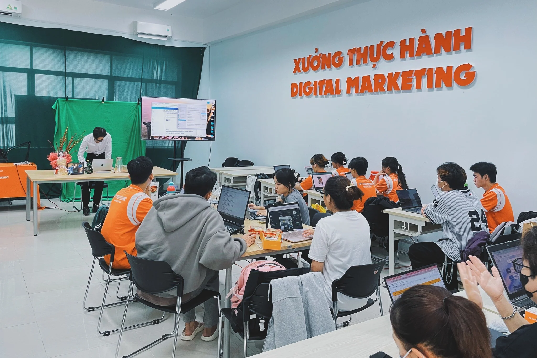 Nguyễn Phúc Trọng Nhân trình bày slide về nội dung chuyên sâu tại workshop SEO Copywriting ở FPT Polytechnic Cần Thơ