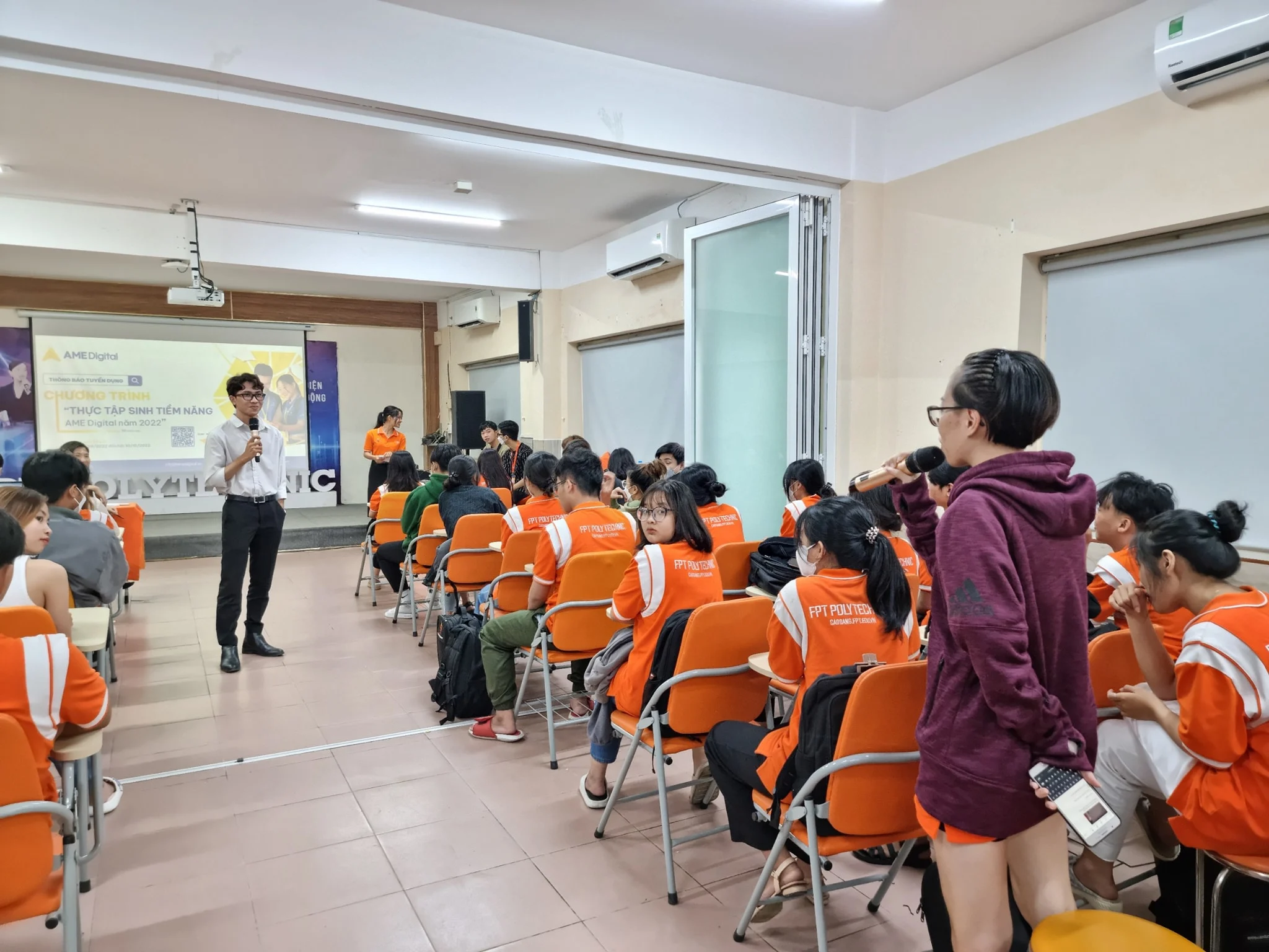 Nguyễn Phúc Trọng Nhân tương tác và trả lời câu hỏi của sinh viên tại talkshow ở FPT Polytechnic Cần Thơ