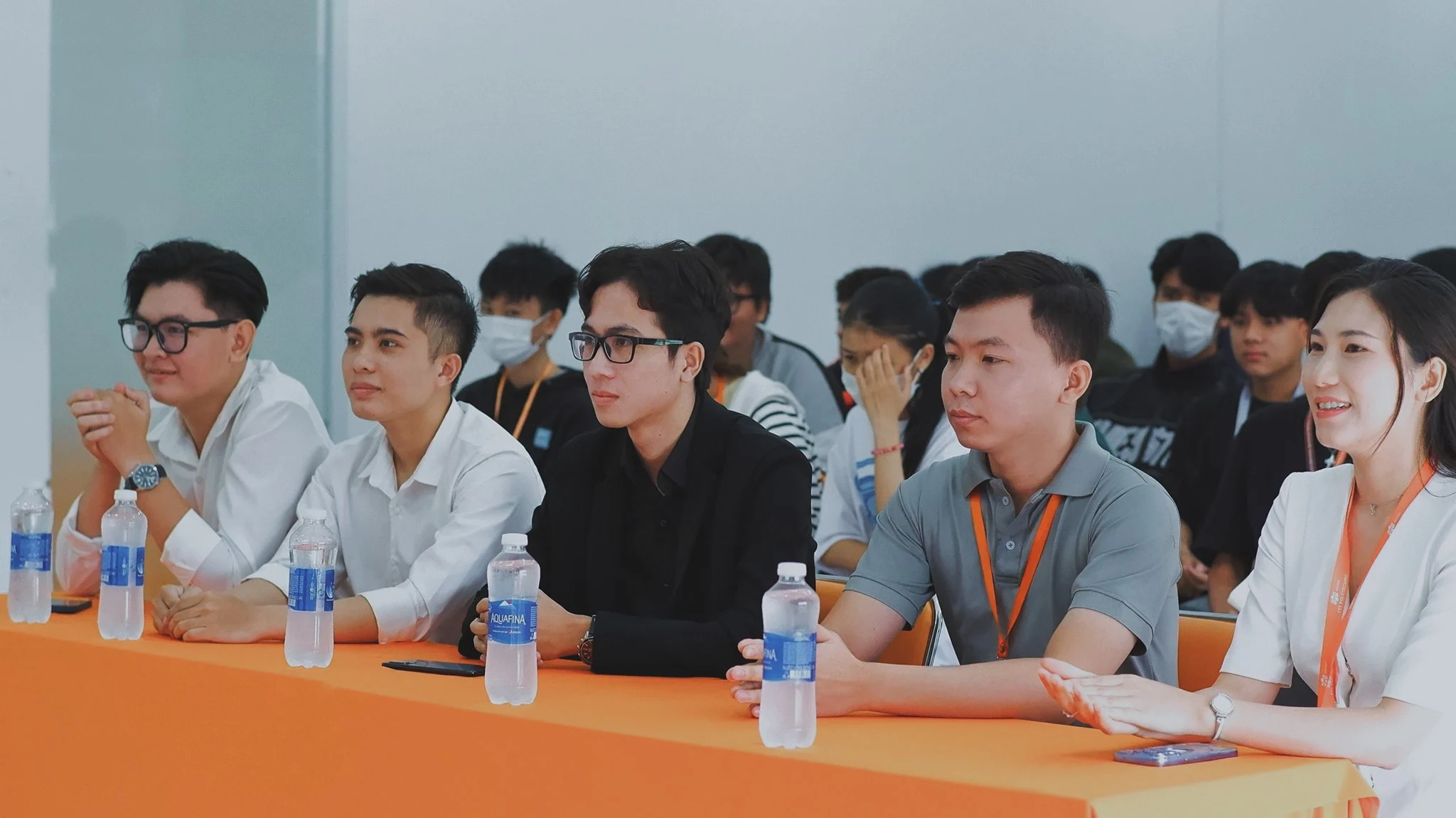 Diễn giả Nhân cùng ban tổ chức chương trình tại talkshow "Digital Marketing Agency – Teamwork có gì?" tại FPT PolySchool Cần Thơ