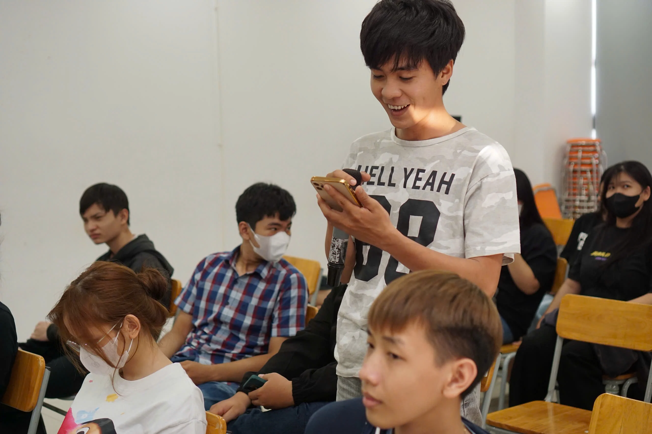 Sinh viên hào hứng đặt câu hỏi với Nguyễn Phúc Trọng Nhân trong workshop AI SEO tại FPT PolySchool Cần Thơ