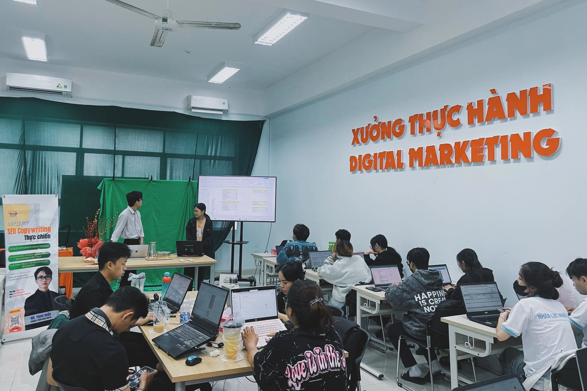 Sinh viên hào hứng đặt câu hỏi trong workshop SEO Copywriting tại FPT Polytechnic Cần Thơ