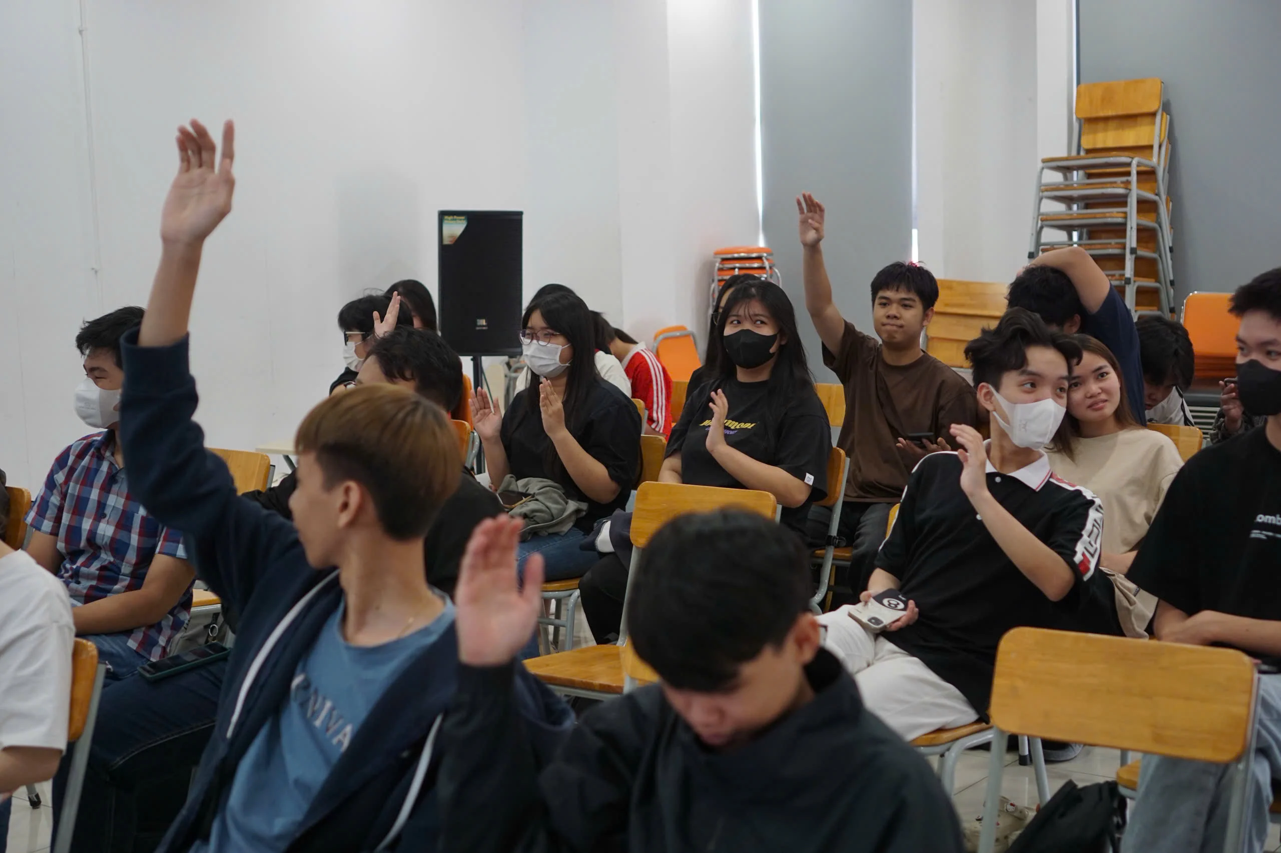 Sinh viên tích cực giơ tay tham gia tại workshop AI SEO ở FPT PolySchool Cần Thơ, không khí sôi nổi và hào hứng