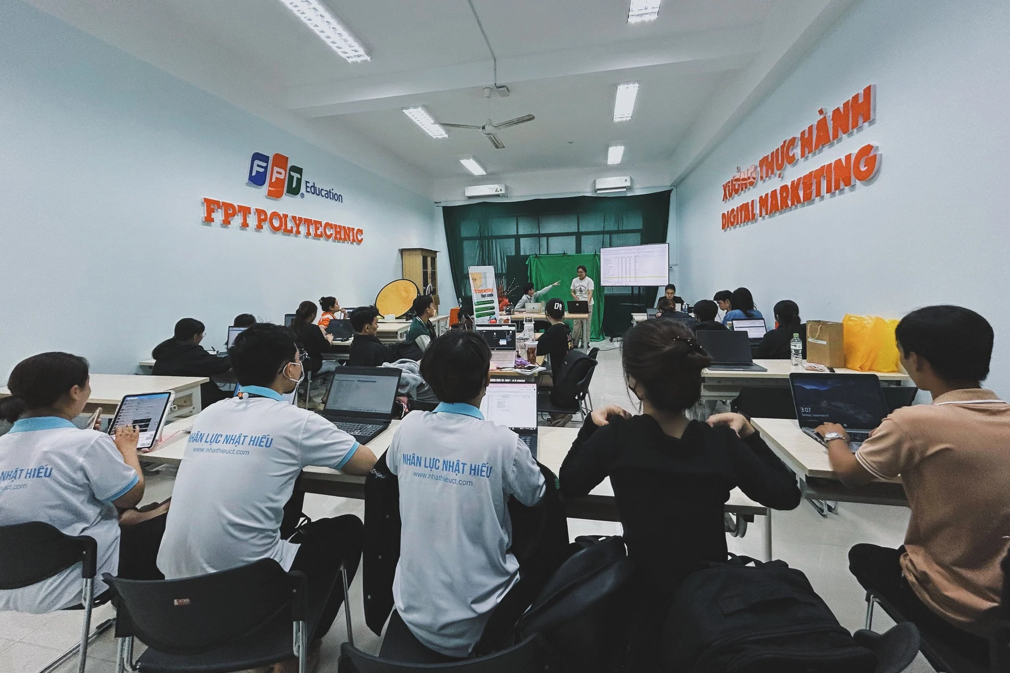 Sinh viên FPT Polytechnic Cần Thơ tham gia thực hành và trao đổi tại workshop SEO Copywriting thực chiến