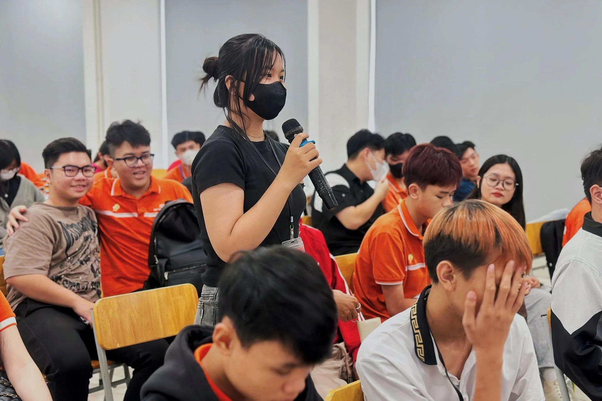 Sinh viên ngành Digital Marketing tại FPT PolySchool Cần Thơ sôi nổi tương tác và đặt câu hỏi trong talkshow “Giải mã thế giới Agency”